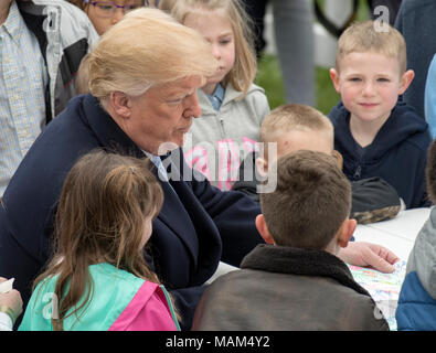 Washington, USA. 02 Apr, 2018. Präsidenten der Vereinigten Staaten Donald J. Trumpf arbeitet an einem Kunstprojekt mit Teilnehmern der jährlichen Weiße Haus Ostereier Rollen auf dem Südrasen des Weißen Hauses in Montag, 2. April 2018. Credit: Ron Sachs/CNP - KEINE LEITUNG SERVICE · Credit: Ron Sachs/Konsolidierte/dpa/Alamy leben Nachrichten Stockfoto