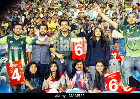 Blick auf Masse während 2 T20 Match zwischen Pakistan und Westindien, auf nationaler Stadion in Karachi am Montag, April 02, 2018. Stockfoto