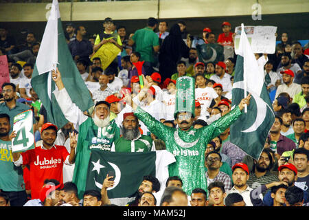 Blick auf Masse während 2 T20 Match zwischen Pakistan und Westindien, auf nationaler Stadion in Karachi am Montag, April 02, 2018. Stockfoto