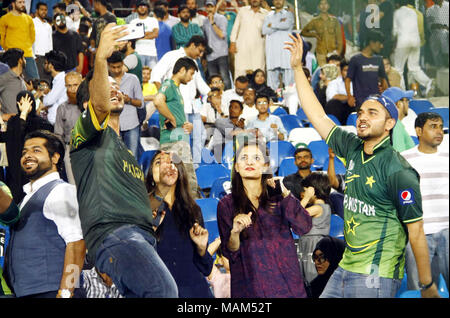 Blick auf Masse während 2 T20 Match zwischen Pakistan und Westindien, auf nationaler Stadion in Karachi am Montag, April 02, 2018. Stockfoto