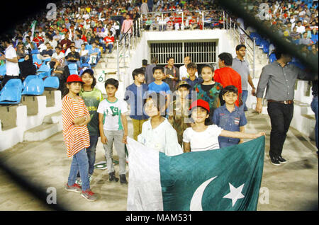 Blick auf Masse während 2 T20 Match zwischen Pakistan und Westindien, auf nationaler Stadion in Karachi am Montag, April 02, 2018. Stockfoto