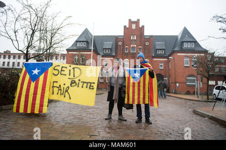 Neumünster, Deutschland. 03 April 2018, Deutschland, Neumünster: Nuria Gratacos (C) aus Spanien, die in Deutschland auf die Privatwirtschaft, Joan Serra (R) von Andorra, die in Deutschland in den frühen Morgen flog, und sein Begleiter halten ein Banner mit dem Text "Bitte fair" und der Estelada Blava, Flagge der Katalanischen Nationalisten, vor dem Neumünster Justizvollzugsanstalt (JVA). Ehemalige Katalonien Präsident Puigdemont sitzt in Untersuchungshaft in der Justizvollzugsanstalt Neumünster seit seiner Verhaftung am 25. März 2018. Foto: Daniel Reinhardt/dpa Quelle: dpa Picture alliance/Alamy leben Nachrichten Stockfoto