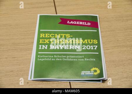 München, Bayern, Deutschland. 3 Apr, 2018. Bayerische Lantag (Parlament) von der gruenen Fraktion (Grüne Fraktion) eine Pressekonferenz vor der Freigabe der neuesten bayerischen Verfassungsschutz (Geheimdienst) Bericht statt. Schulze hat, unter Anderem, Rechtsextremismus als ihre Schwerpunkte und erläutert ihren Bericht über die Gefahren der rechten Spektrum in Bayern und Deutschland, einschließlich des Extremismus und Terror gegen Ausländer, Flüchtlinge, Flüchtlinge Helfer, Politiker und andere Ziele. Im Jahr 2017 gab es insgesamt 1.829 rechtsextreme Straftaten. 18 Mal refug Stockfoto