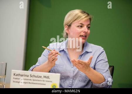 München, Bayern, Deutschland. 3 Apr, 2018. Bayerische Lantag (Parlament) von der gruenen Fraktion (Grüne Fraktion) eine Pressekonferenz vor der Freigabe der neuesten bayerischen Verfassungsschutz (Geheimdienst) Bericht statt. Schulze hat, unter Anderem, Rechtsextremismus als ihre Schwerpunkte und erläutert ihren Bericht über die Gefahren der rechten Spektrum in Bayern und Deutschland, einschließlich des Extremismus und Terror gegen Ausländer, Flüchtlinge, Flüchtlinge Helfer, Politiker und andere Ziele. Im Jahr 2017 gab es insgesamt 1.829 rechtsextreme Straftaten. 18 Mal refug Stockfoto