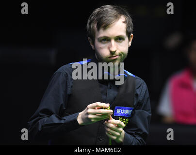 Peking, China. 3 Apr, 2018. Scott Donaldson von Schottland konkurriert in der ersten Runde gegen Mark Selby von England an World Snooker Turnier 2018 China Open in Peking, der Hauptstadt von China, April 3, 2018. Mark Selby gewann 6-4. Credit: Zhang Chenlin/Xinhua/Alamy leben Nachrichten Stockfoto