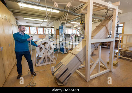 21 März 2018, Deutschland, Bayreuth: Ingo Berens aus dem Bayerischen Schloss in Bayreuth ein Donner Maschine gebaut bis zum Barock - ära-Spezifikationen. Wirkung der Maschinen in das Markgräfliche Opernhaus in Bayreuth sind zukünftige Besucher wie Regen, Donner und Wind während Opernaufführungen verwendet simuliert werden. Foto: Armin Weigel/dpa Stockfoto