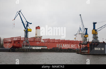15 März 2018, Deutschland, Hamburg: Das Containerschiff "Cap San Nicolas" der "Hamburg Süd"-Linie am Anker im Dock Elbe 17 von Blohm Voss Werft. Foto: Christian Charisius/dpa Stockfoto
