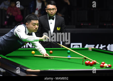 Peking, China. 3 Apr, 2018. Ding Junhui von China konkurriert in der ersten Runde gegen Craig Steadman Englands bei World Snooker Turnier 2018 China Open in Peking, der Hauptstadt von China, April 3, 2018. Ding Junhui gewann 6-4. Credit: Zhang Chenlin/Xinhua/Alamy leben Nachrichten Stockfoto