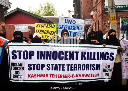 Srinagar, Indien. 3 Apr, 2018. Aktivisten von Kaschmir Tehreek-e-Khawateen (KTK) halten Plakate und Banner wie sie protestieren gegen die Tötungen in getrennten Begegnungen im Süden Kaschmir Srinagar, Indien verwalteten Kaschmir. Kaschmir weiterhin für den zweiten nachfolgenden Tag am Dienstag gegen die Tötung von 17 Menschen, darunter 13 Kämpfer und 4 Zivilisten in getrennten Begegnungen in Kaschmir zu geschlossen bleiben. Geschäfte, Schulen und Hochschulen geschlossen wurden nach einem Aufruf von Separatisten, während Behörden verhängte Ausgangssperre in mehreren Bereichen Straße Proteste zu stoppen. Unterdessen Auseinandersetzungen ausgebrochen an mehreren Stockfoto