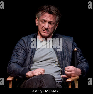 Santa Monica, Kalifornien, USA. 03 Apr, 2018. SEAN PENN bespricht seinen ersten Roman, 'Bob Honig, die Sache', bei einer Live Gespräche Los Angeles Ereignis. Credit: Brian Cahn/ZUMA Draht/Alamy leben Nachrichten Stockfoto