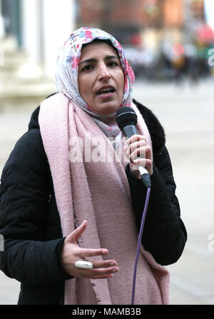 Manchester, Großbritannien. 3. April 2018. Nahella Ashraf von 'Stand Bis zu Rassismus" Rede auf der Solidarität mit der muslimischen Gemeinschaft Mahnwache in Reaktion auf die 'Bestrafen eine muslimische Tag gehalten worden" und die Zunahme der Übergriffe auf Muslime von Stand bis zu Rassismus, St Peters Square, Manchester, 3. April 2018 (C) Barbara Cook/Alamy Leben Nachrichten organisiert Stockfoto