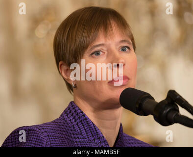 Präsident Kersti Kaljulaid von Estland nimmt an einer Pressekonferenz mit anderen Führern der Baltischen Staaten im Weißen Haus in Washington, DC, 3. April 2018. Quelle: Chris Kleponis/Pool über CNP/MediaPunch Stockfoto