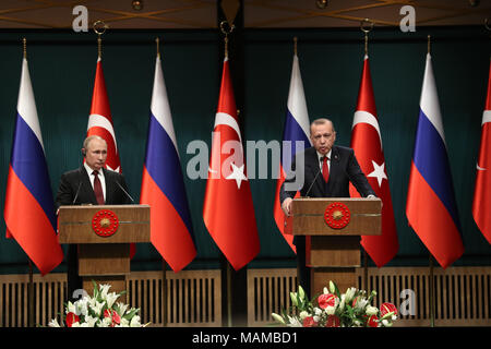 Ankara, Türkei. 3 Apr, 2018. Türkischen Präsidenten Recep Tayyip Erdogan (R) und der russische Präsident Wladimir Putin eine gemeinsame Pressekonferenz nach ihrer Sitzung in Ankara, Türkei, April 3, 2018. Wladimir Putin sagte am Dienstag, dass Russland und die Türkei vereinbart, die Auslieferung der S-400 Raketenabwehrsysteme in die Türkei zu holen. Credit: Mustafa Kaya/Xinhua/Alamy leben Nachrichten Stockfoto