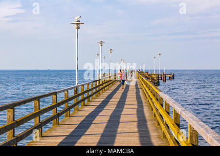 Seebrücke Ahlbeck (Seebrucke Ahlbeck) - Pleasure Pier in Ahlbeck auf der Insel Usedom. Die älteste Pier in Deutschland Stockfoto