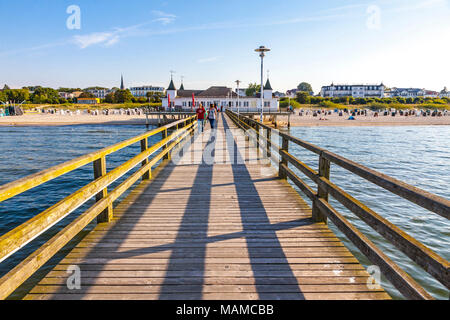 Seebrücke Ahlbeck (Seebrucke Ahlbeck) - Pleasure Pier in Ahlbeck auf der Insel Usedom. Die älteste Pier in Deutschland Stockfoto
