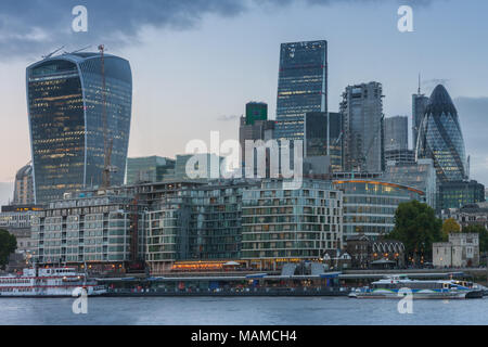 Ufer der Themse und London Wolkenkratzer in der City von London nach Sonnenuntergang Stockfoto