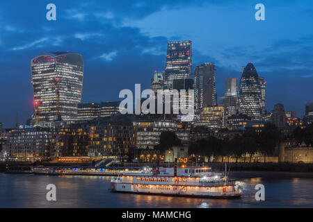 Ufer der Themse und London Wolkenkratzer in der City von London in der Nacht. Stockfoto