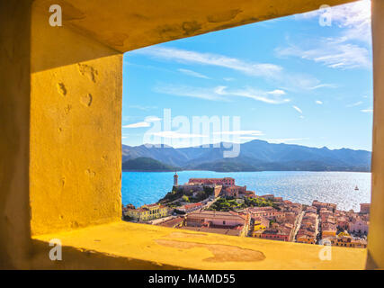 Insel Elba, Portoferraio Luftaufnahme aus alten Fenster, Leuchtturm und fort. Toskana, Italien, Europa. Stockfoto