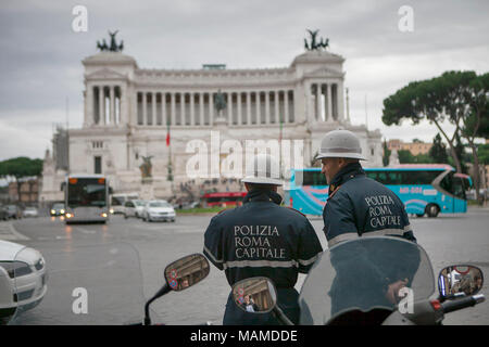 Rom, Italien, 18. November 2017 eine Gruppe von Polizisten mit Schilden und Kampfausrüstung während der Veranstaltung in der Stadt Stockfoto