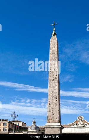 Rom, Italien, 18. November 2017 Obelisk auf der Piazza del Popolo,. Ägyptischer Obelisk steht in der Mitte der Piazza. Drei Seiten des Obelisken wurden Schnitzen. Stockfoto