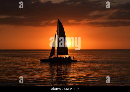 Silhouette von Segelboot bei Sonnenuntergang Stockfoto