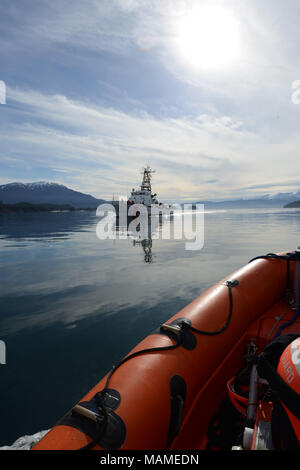 Die Crew der Coast Guard Cutter Liberty Transite zurück zu ihren Heimathafen von Juneau, Alaska, wie vom kleinen Boot der Cutter gesehen, 13. März 2018. Die Crew der Cutter Liberty, eine 110-Fuß-Patrouillenboot in Juneau, Alaska homeported, fertig zugeschnitten das Schiff training Verfügbarkeit, eine Biennale Readiness Assessment der Cutter und Crew. Coast Guard Foto von Leutnant Brian Dykens. Stockfoto