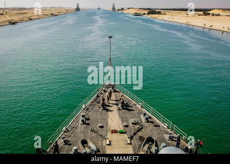 180327-M-RT 059-0240 SUEZ KANAL (27. März 2018) Marines bis 26 Marine Expeditionary Unit und Matrosen, die dem zugeordnet ist Harpers Ferry zugeordnet - Klasse dock Landung Schiff USS Oak Hill (LSD 51) Mann Sicherheit Beiträge am Bug des Schiffes. Das Oak Hill ist in die USA 5 Flotte Bereich für Maßnahmen zur Erhöhung der Sicherheit im Seeverkehr im Einsatz Verbündeten und Partnern zu beruhigen und der Freiheit der Schiffahrt und des freien Handels in der Region erhalten. (U.S. Marine Corps Foto: Staff Sgt. Dengrier M. Baez/Freigegeben) Stockfoto