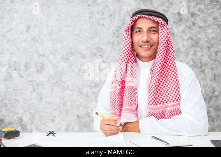 Arabische business Mann an einem Schreibtisch im Büro sitzen Stockfoto