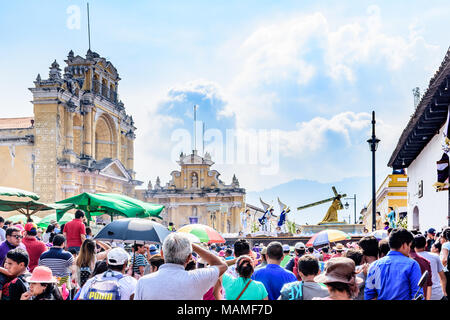 Antigua, Guatemala - 29. März 2018: Gründonnerstag Prozession & Hermano Pedro Kirche in der Kolonialstadt mit berühmten Heiligen Woche feiern Stockfoto