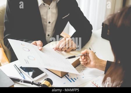 Klient und Anwalt haben sich hinzusetzen Gesicht zu den gesetzlichen Möglichkeiten zu diskutieren, Gesicht Stockfoto