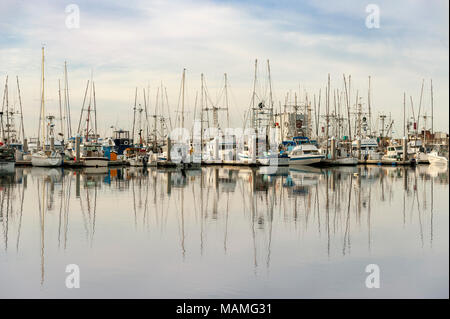 Günstig Fischerboote bei Pillar Point Harbor, Marina, Half Moon Bay, San Mateo County, Kalifornien, USA Stockfoto