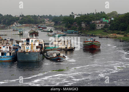 DHAKA-2018. Boote auf dem verschmutzten Fluss turag in Dhaka. Stockfoto