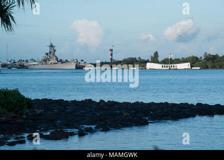 Oahu, Hawaii Feb 1, 2018: Pearl Harbor mit USS Arizona Memorial und USS Missouri Big Mo Schlachtschiff schweben in Oahu, Hawaii aus dem Zweiten Weltkrieg Stockfoto