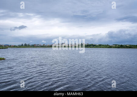 Florianopolis, Brasilien. Februry, 2018. Landschaft Blick auf die kleine Lagune (Lagoa Pequena), mit einigen Häusern in der Rückseite, in Campeche, Florianopolis Stockfoto