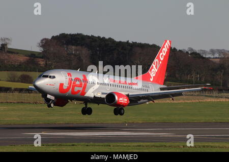 G-CELD, einer Boeing 737-33 EIN von Jet 2 betrieben, während der Ausbildung am Internationalen Flughafen Prestwick, Ayrshire. Stockfoto