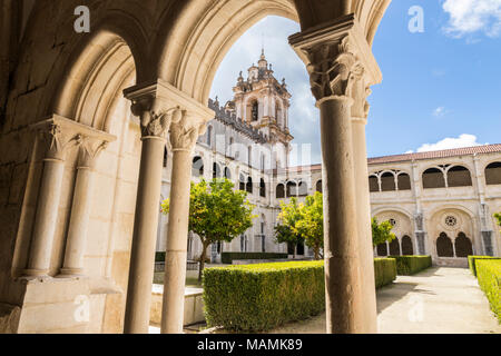 Alcobaca Kloster, Portugal. Blick auf den Claustro de D. (Kreuzgang des Königs Denis) und die Türme. Ein Weltkulturerbe seit 1997 Stockfoto