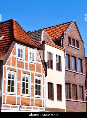 Fassaden in Buxtehude, Norddeutschland. Alte Häuser oder historischen Fassaden. Gebäude Exterieur und blauer Himmel. Stockfoto