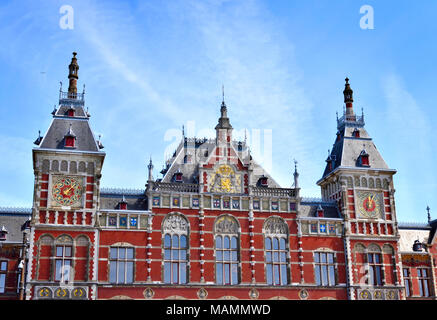 Amsterdam Centraal Bahnhof. Alten Backsteingebäude in der Sonne. Stockfoto