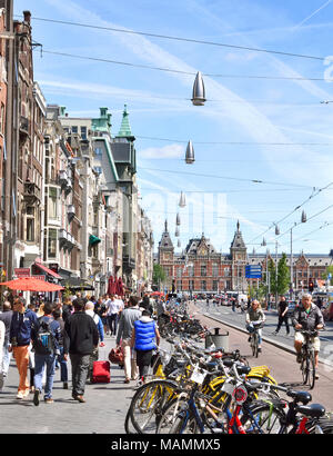 Amsterdam Centraal Bahnhof. Alten Backsteingebäude in der Sonne. Stockfoto