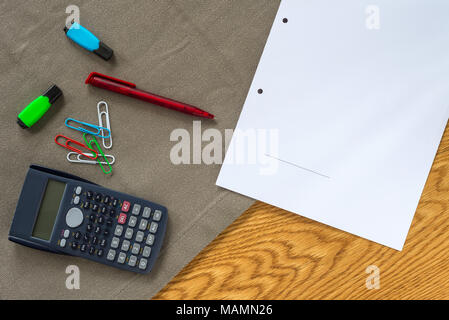 Buchhalter Arbeitsbereich als Flach von oben mit Unterlagen und Dokumente, die für die Signatur- und Taschenrechner mit Holz- Hintergrund Stockfoto