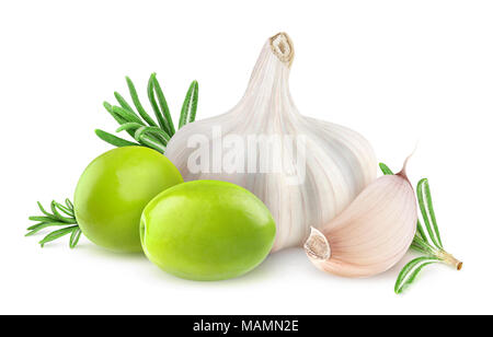 Isolierte Olivenöl und Gewürzen. Zwei grüne Oliven, Knoblauch und Rosmarin Zweig (Olivenöl Zutaten infundiert) auf weißem Hintergrund mit Clipping pat isoliert Stockfoto