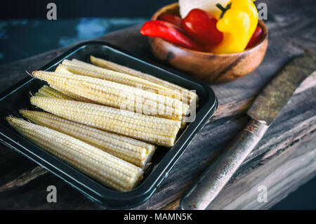 Gesundes Frühstück von kleinen Mini Mais auf einem Holztisch Stockfoto