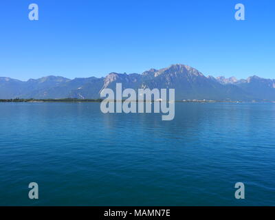 Panorama der wunderschönen alpinen Landschaft vom Genfer See Schloss Chillon, Montreux schweizer Stadt gesehen Stockfoto
