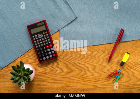 Buchhalter Arbeitsbereich als Flach von oben mit leeren Rechner zeigt, Werk, Marker Pen und paper clips mit Holz- Hintergrund Stockfoto