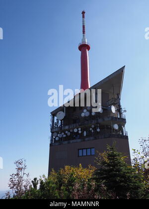 Gebäude des Fernsehens Fernsehturm auf dem Berg von Lysa Hora in Beskiden in der Tschechischen Republik - Vertikal Stockfoto