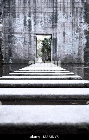 Alte Bunker oder Luftschutzbunker mit den Schritten im Wasser ruinieren. Verlassene Zuflucht oder Gebäude, grunge Hintergrund. Stockfoto