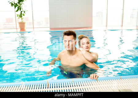 Die Paar posiert in Pool Stockfoto