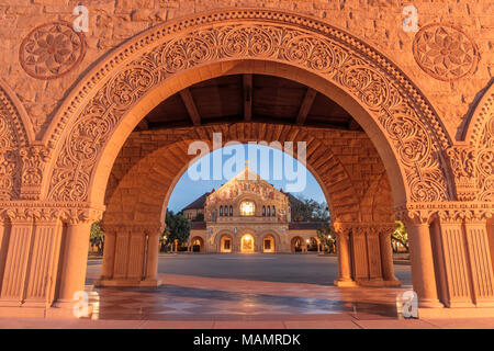 Stanford, Kalifornien - 28. März 2018: nordfassade von Stanford Gedächtniskirche vom Denkmal Gericht der wichtigsten Quad Stockfoto