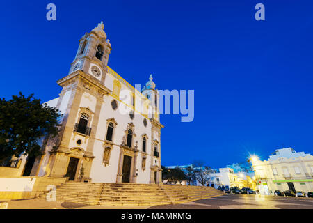 Nachtansicht des Carmo Kirche (Kapelle der Knochen) in Faro, Portugal. Stockfoto