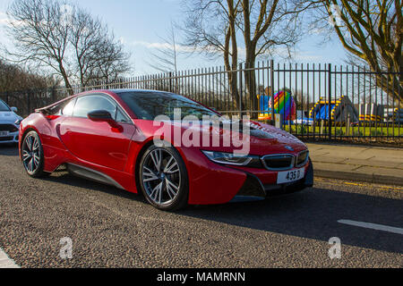 BMW i8 Protonic Red Edition Hybrid-Auto bei North-West Supercar Veranstaltung als Hand Touristen kommen in den Küstenort. Autos sind von Stoßstange zu Stoßstange an der Strandpromenade Autoliebhaber nutzen das warme Wetter für einen Tag im Auto. Stockfoto